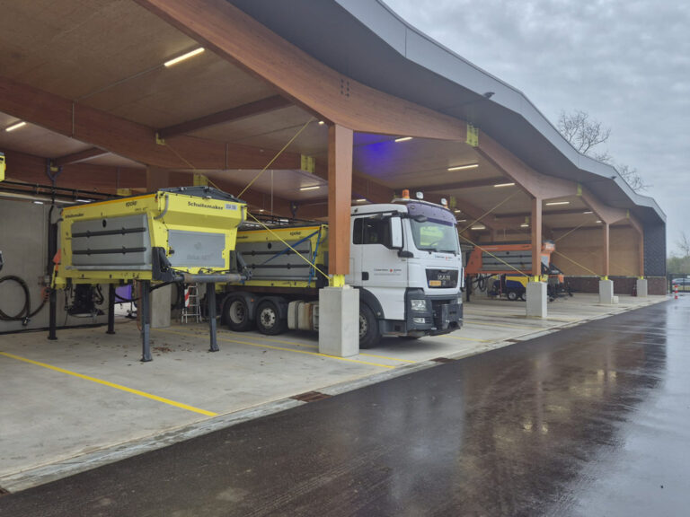 Opslagloods met vrachtwagen en zoutstrooier, project Zoutopslag Rijkswaterstaat