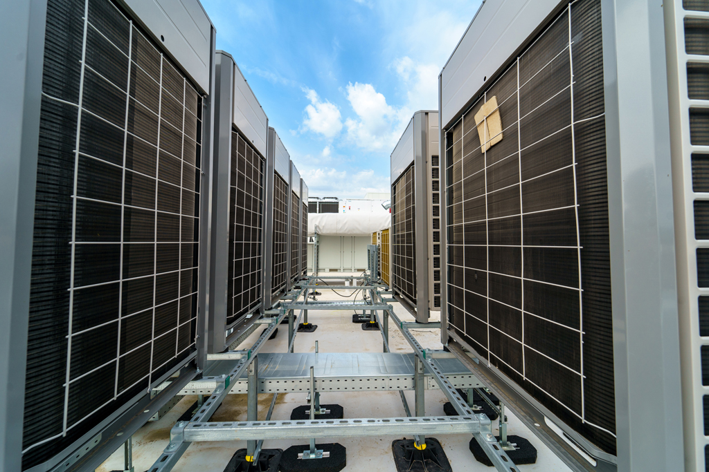 Airco-units op een plat dak