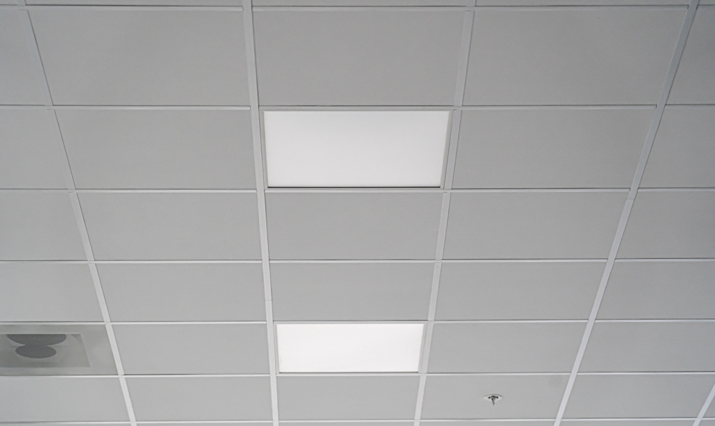 Verlaagd plafond met verlichting in een kantoorruimte