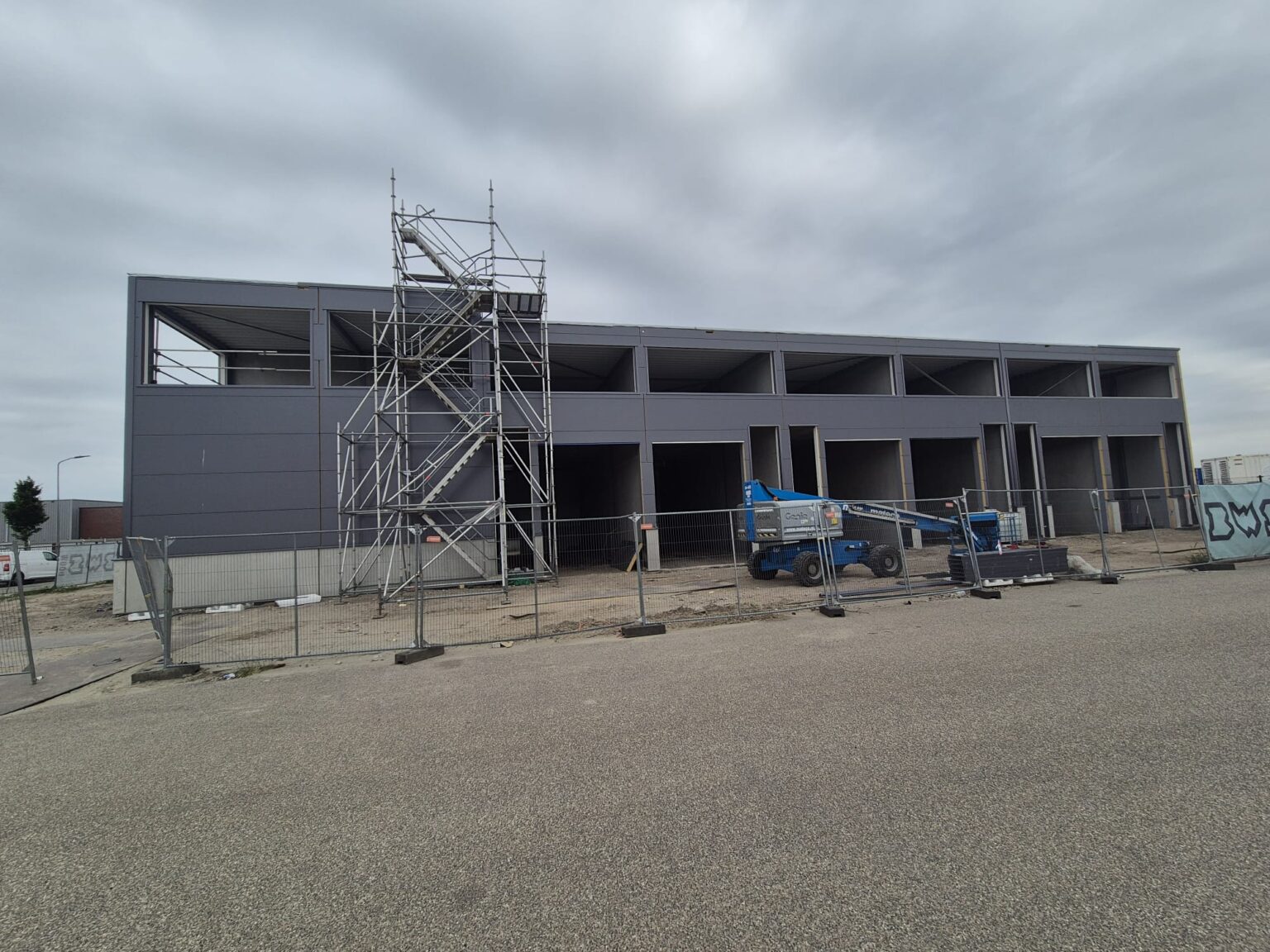 Bedrijfspand in aanbouw met steigerwerk, project Deltageul Stellendam