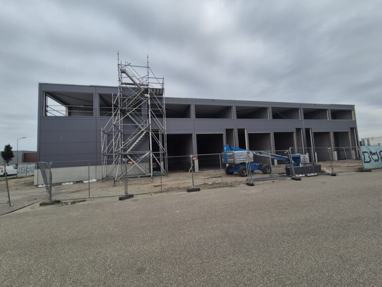 Bedrijfspand in aanbouw met steigerwerk, project Deltageul Stellendam