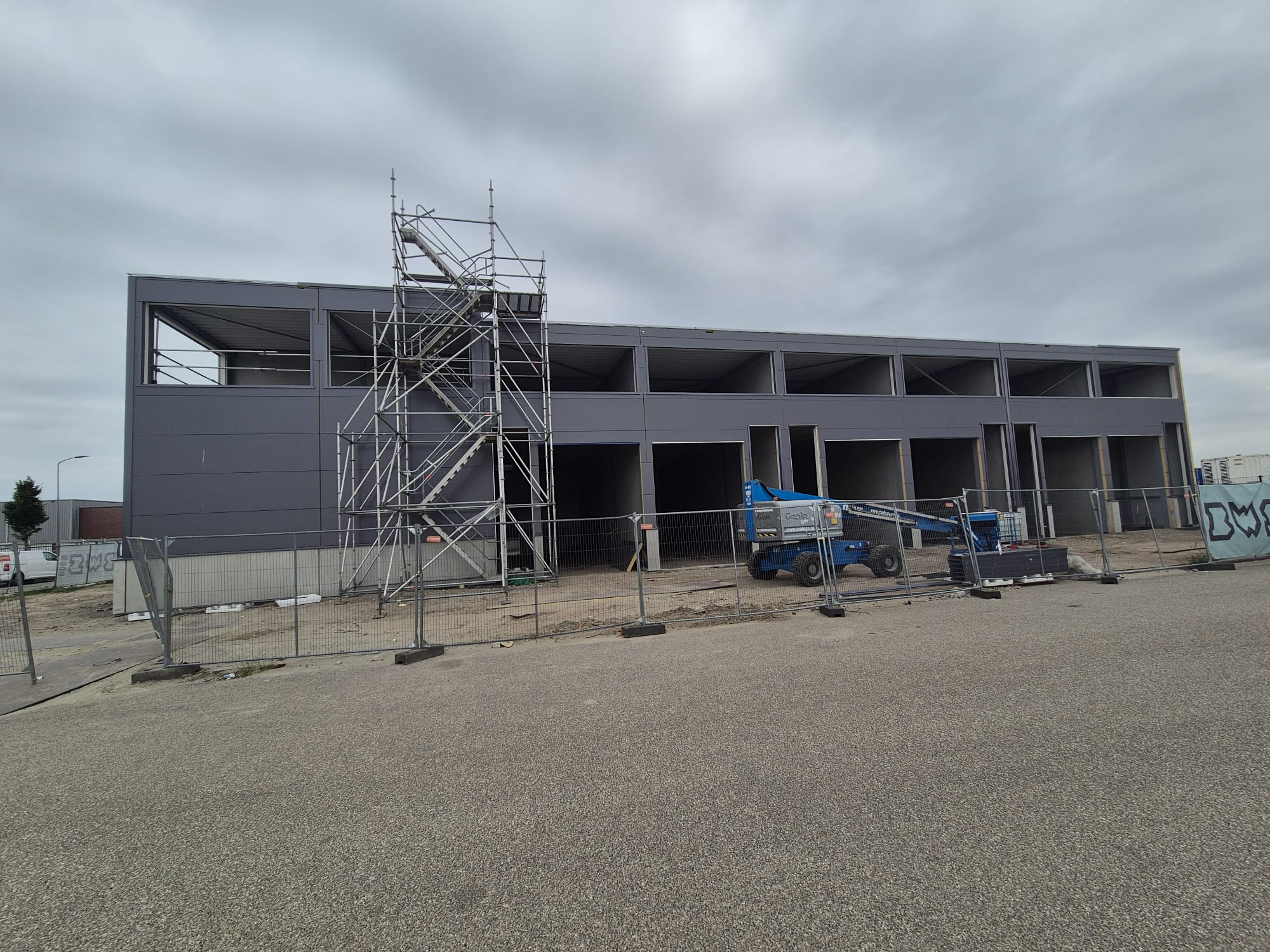 Bedrijfspand in aanbouw met steigerwerk, project Deltageul Stellendam