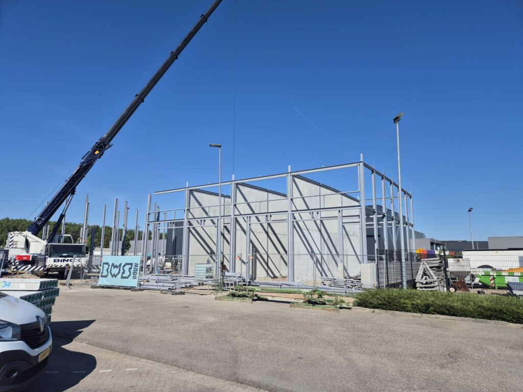 Bedrijfspand in aanbouw met steigerwerk, project Deltageul Stellendam