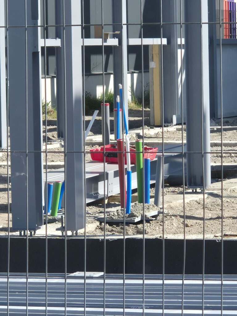 Bedrijfspand in aanbouw met steigerwerk, project Deltageul Stellendam