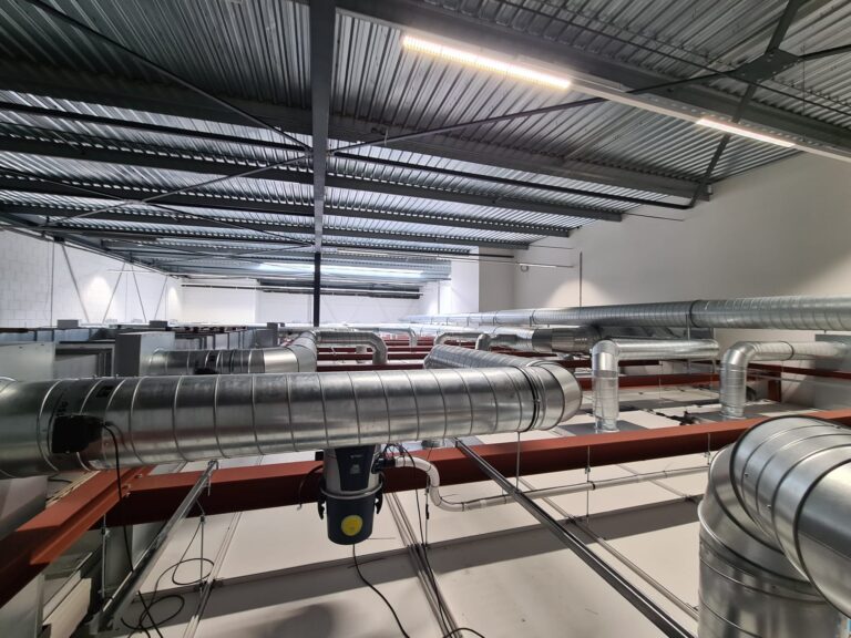 Installatie van ductwork in de cleanroom, project Cleanroom Eindhoven