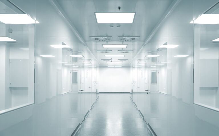 Medewerker in cleanroomkleding in een onderzoeksomgeving