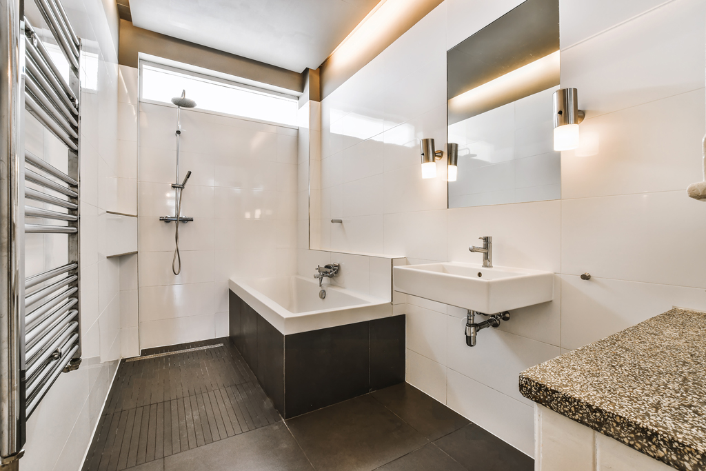 Luxe badkamer met bad, douche en dubbele wastafel