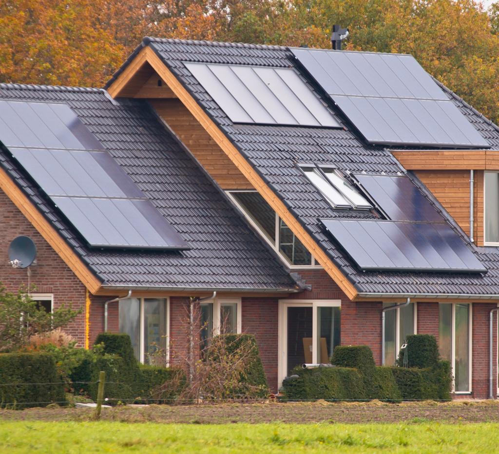 Dak van een woning met zonnepanelen