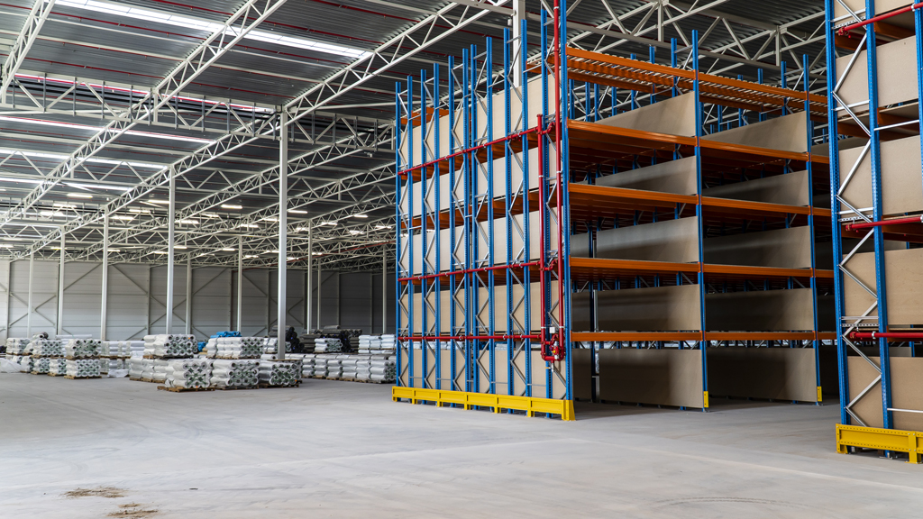 Magazijn met stellingen in een distributiecentrum