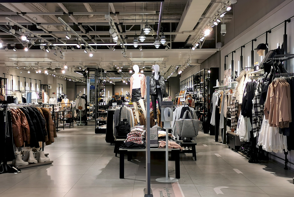 Ingang van een kledingwinkel in een winkelcentrum