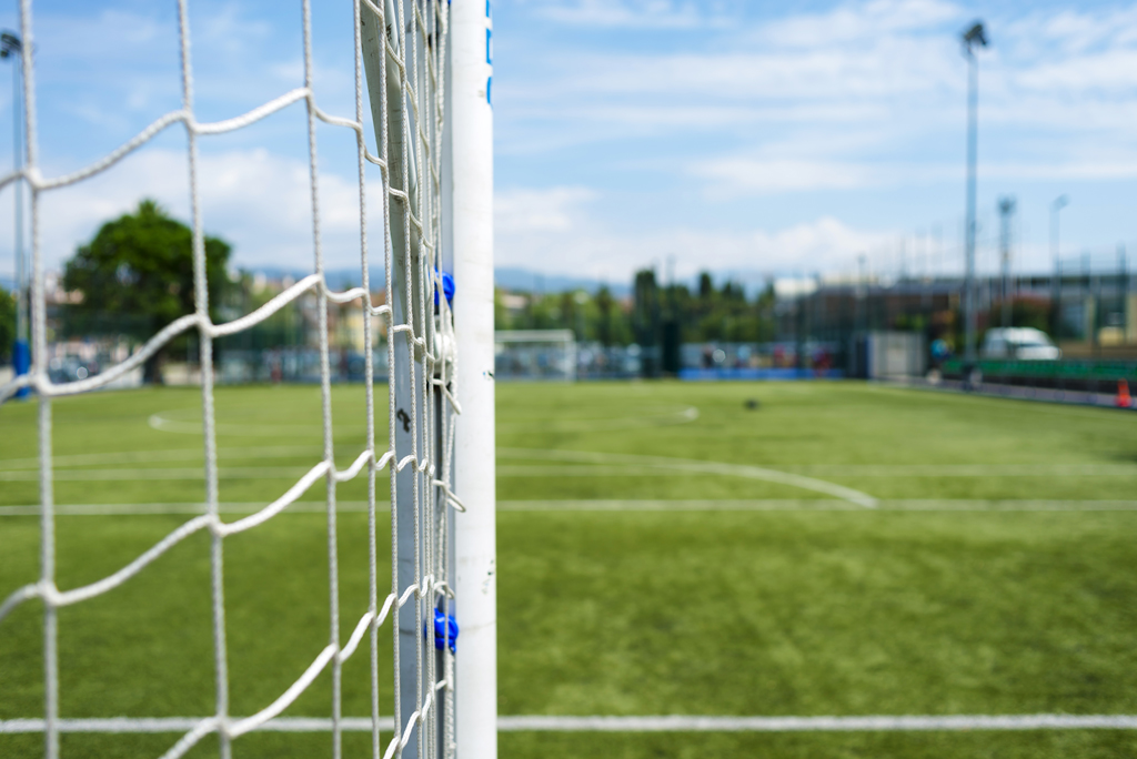 Voetbaldoel op een sportveld