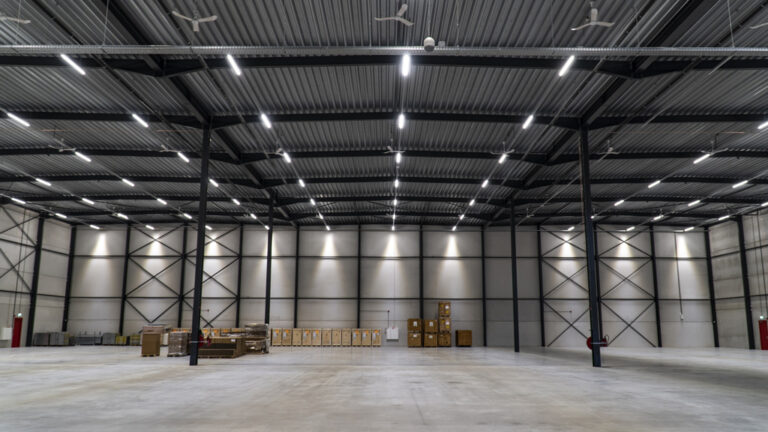 Rijen LED-verlichting aan het plafond van een bedrijfshal