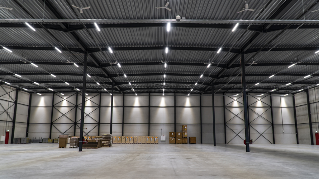 Rijen LED-verlichting aan het plafond van een bedrijfshal